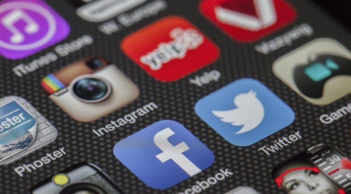 DRK-Vorstand Steffen Baumann nimmt TrösteTeddys entgegen