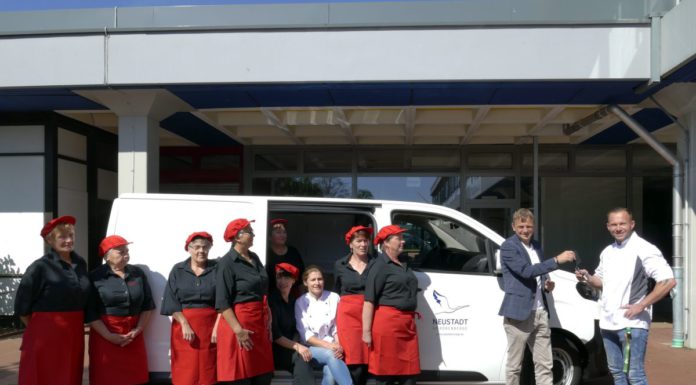 Lieferfahrzeug für Schulessen übergeben