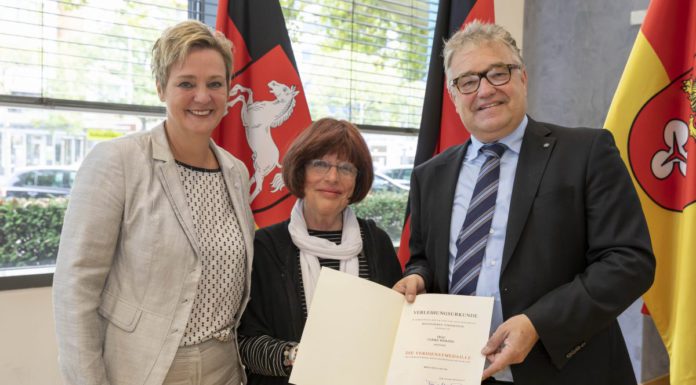 Aushändigung der Verdienstmedaille des Verdienstordens an Ulrike Weisang