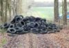 Unbekannte entsorgten Altreifen auf einem Waldweg
