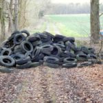 Unbekannte entsorgten Altreifen auf einem Waldweg