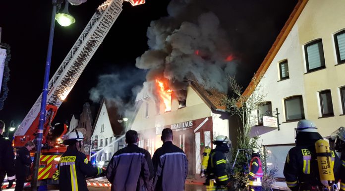 Brand in einem Wohn- und Geschäftshaus