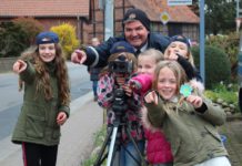 Kinder und Jugendliche tragen für Stadtteilprojekt Ideen zusammen