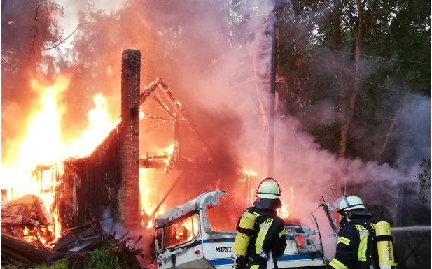 Waldhütte in Scharnhorst brennt vollständig ab
