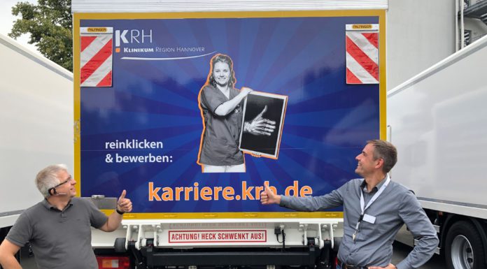 Brummis werben fürs KRH – Großflächige Motive der Personal-Kampagne auf Heck und Seitenflächen