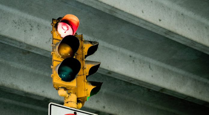 Eine Ampel regelt den Verkehr an der Schneerener Straße
