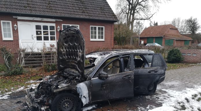 PKW-Brand in Vesbeck – Übergriff der Flammen auf ein Haus konnte verhindert werden