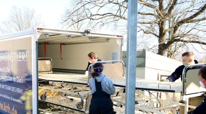 Coronavirus: Feuerwehren transportieren rund 500 Betten zur Messe