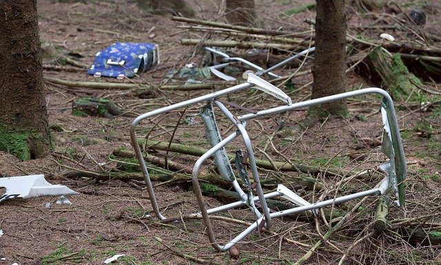 Wertstoffhof geschlossen: Müll landet im Wald und am Feldrand
