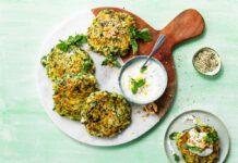 Zucchini Feta Puffer mit Joghurt-Dip