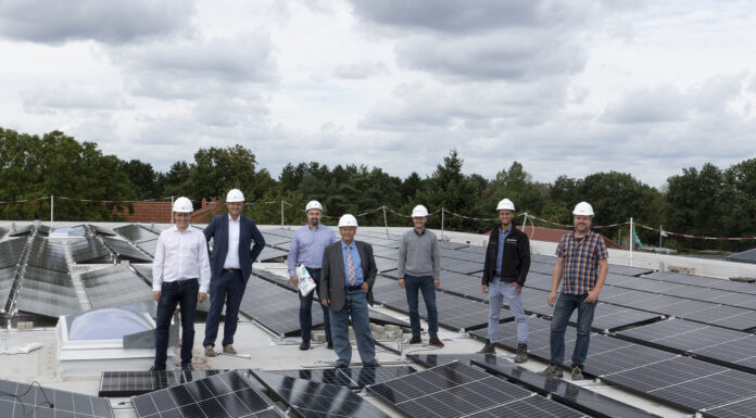Stadtwerke Neustadt installieren Fotovoltaikanlage auf dem Neubau des Feuerwehrzentrums