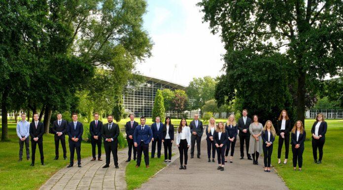 18 junge Menschen starten bei der Hannoverschen Volksbank ihre Ausbildung