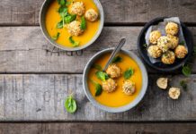 Brotbällchen mit Sesam auf Kürbiscreme mit knusprigem Spinat