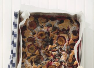 Saftiger Obstkuchen mit Kürbiskernen – Zubereitet mit Mondamin