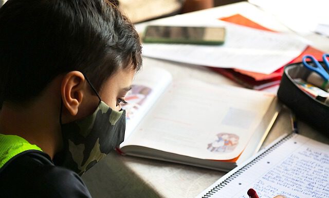 Schule nach den Weihnachtsferien: Weiterführende Schulen starten in geteilten Klassen, Maskenpflicht im Unterricht an Grundschulen