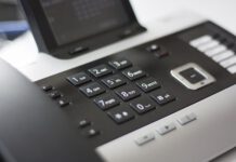 Gesundheitsamt warnt vor möglichen Betrügereien: Falsche Mitarbeiterinnen und Mitarbeiter melden sich spät abends telefonisch