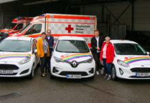 Im Sinne des Roten Kreuzes: Regenbogenflagge auf Rotkreuz-Autos