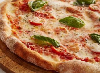 Frischer Pizzateig mit passender Tomatensoße