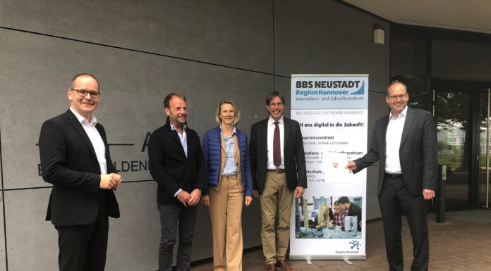 Digitalpakt: Kultusminister Tonne übergibt Bewilligungsbescheid in Höhe von 790.000 Euro