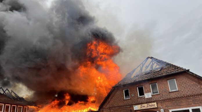 Großbrand zerstört Gasthaus in Schneeren – es waren insgesamt 206 Einsatzkräfte im Einsatz.