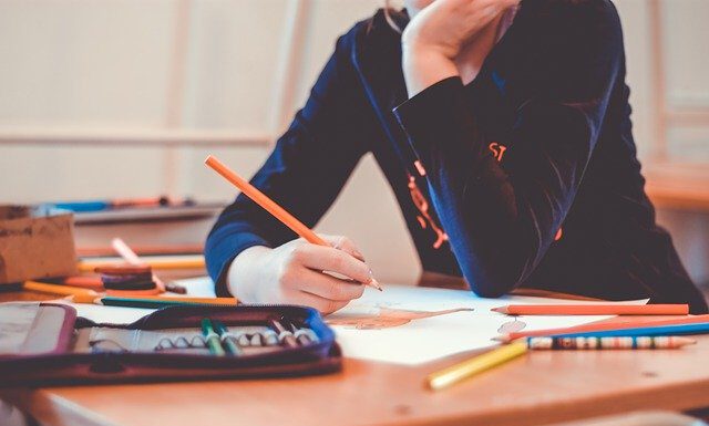 Regelungen für den Schulbetrieb vor und nach Weihnachten: Ferientermin bleibt, Präsenzpflicht für drei Tage aufgehoben