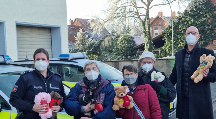 Seniorinnen fertigen Trostteddys für Kinder- eine Bärenstarke Spende für die Polizei