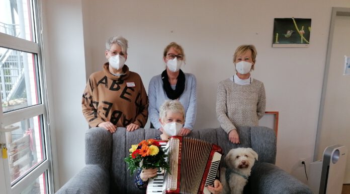 Regelmäßig sorgt Brigitte Joschko mit ihrem Akkordeon für musikalische Unterhaltung in der Tagespflege