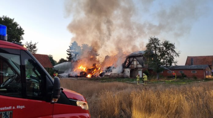 Brennender Strohballen: Feuerwehreinsatz bei Scheunenbrand in Mandelsloh