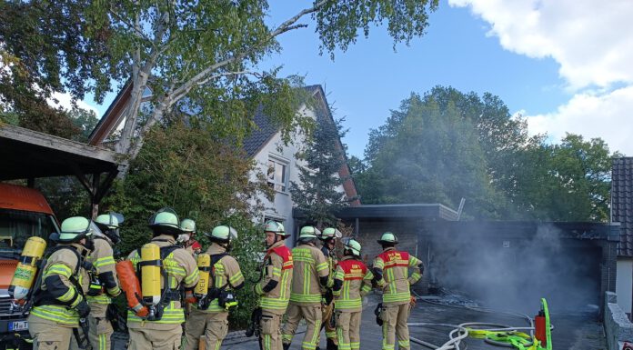 Feuerwehreinsatz – Doppelgarage in Bordenau in Vollbrand