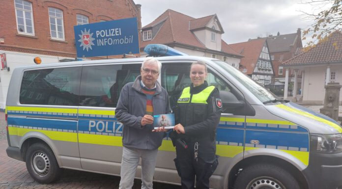 Infomobil der PI Garbsen war in der Fußgängerzeit im Bereich des Bauernmarktes