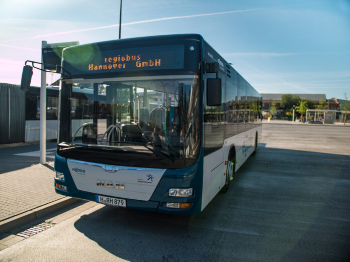 symbolisches Foto eines regiobus-Bus' an einer Haltestelle