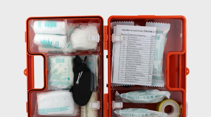 Zum Europäischer Tag des Notrufes 112: In vielen Haushalten fehlen Verbandkasten und Hausapotheke Erste-Hilfe-Kasten