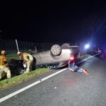 PKW fährt gegen Baum und überschlägt sich