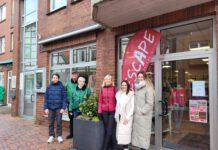 „Neustadt blüht und grünt“ – 24 Pflanzkübel verschönern die Innenstadt Vor dem Pflanzkübel bei meinEscape: Von links nach rechts, Martin Hannebauer Stadt Neustadt a. Rbge. FD Stadtgrün, Harald und Simone Wassermann Baumschule Wassermann, Ulrike Ahrbecker Stadt Neustadt a. Rbge. FD Stadtplanung, Ewelina Jonczyk vom Innenstadtgeschäft meinEscape, Citymanagerin Jana Schadwinkel Wirtschaftsförderung Neustadt a. Rbge. GmbH. Foto: Stadt Neustadt