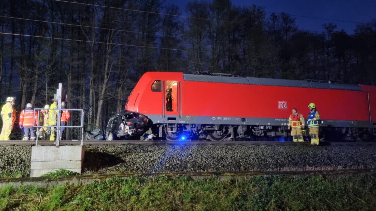 Unfall am Bahnübergang Himmelreich Quelle: Feuerwehr