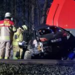 PKW wird von Lok erfasst – 3 Tote PKW wird von Lok erfasst - Unfall am Bahnübergang Himmelreich Quelle: Feuerwehr