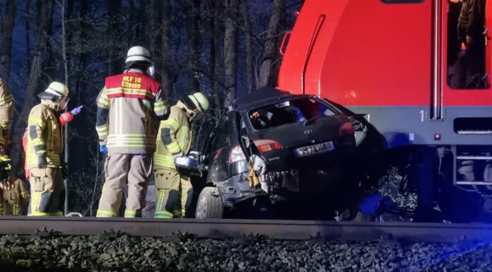 PKW wird von Lok erfasst – 3 Tote PKW wird von Lok erfasst - Unfall am Bahnübergang Himmelreich Quelle: Feuerwehr