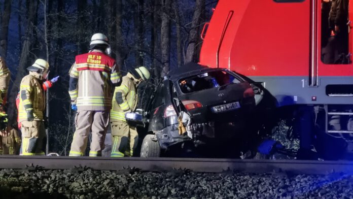 PKW wird von Lok erfasst - Unfall am Bahnübergang Himmelreich Quelle: Feuerwehr