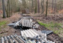Das ist wirklich ein dickes Ei zu Ostern – Unbekannte lagerten mehrere Kubikmeter Asbest-Platten in Feldmark ab Das ist wirklich ein dickes Ei zu Ostern: Asbest Ablagerung. Foto: Polizei Neustadt a. Rbge.