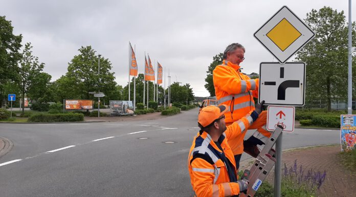 Neue Vorfahrtsregelung am Rudolf-Diesel-Ring Neue Vorfahrtsregelung am Rudolf-Diesel-Ring. Bauhofmitarbeiter montieren die neuen Vorfahrtsschilder. Foto: Stadt Neustadt a. Rbge.