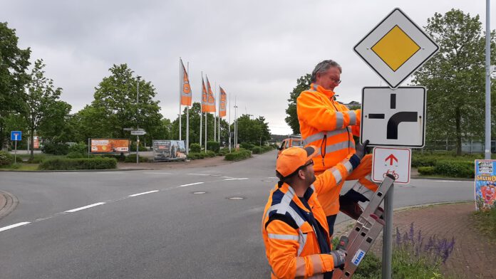 Neue Vorfahrtsregelung am Rudolf-Diesel-Ring. Bauhofmitarbeiter montieren die neuen Vorfahrtsschilder. Foto: Stadt Neustadt a. Rbge.