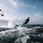 Kite-Surfer verletzt Frau mit gefährlichem Sprung auf Steg N10 Kite-Surfer verletzt Frau. Themenfoto Kite-Surfer
