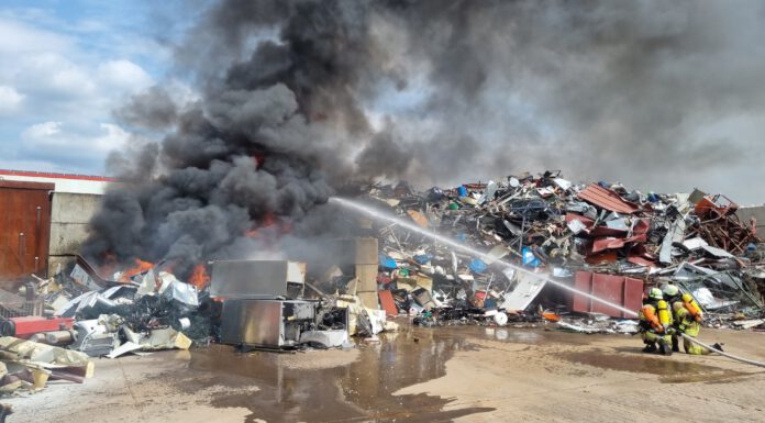 Feuer bei Recyclingfirma Hausanschrift Nienburger Str. 31 31535 Neustadt a. Rbge. Gläubiger-ID: DE69ZZZ00000005808 Sparkasse Hannover IBAN: DE 10 2505 0180 2000 7870 08 BIC: SPKHDE2HXXX Raiffeisen-Volksbank Neustadt eG IBAN: DE32 2506 9262 0010 1389 00 BIC: GENODEF1NST Hannoversche Volksbank eG IBAN: DE80 2519 0001 0200 1497 00 BIC: VOHADE2HXXX Feuer bei Recyclingfirma