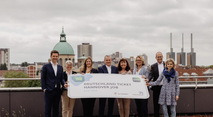 „Deutschlandticket Hannover Job“ – schon 570 Firmen dabei Deutschlandticket Hannover Job - Regionspräsident Steffen Krach (l.) GVH Geschäftsführer, Verkehrsdezernent Ulf-Birger Franz (2.v.r) und ÜSTRA-Vorständin Elke Maria van Zadel (r.). Foto: Region Hannover/Philipp Schröder