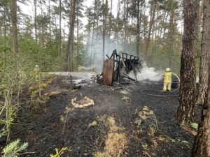 Waldhütte brennt im Wald in Borstel