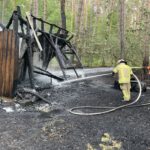 Waldhütte brennt in Borstel, Waldbrand konnte verhindert werden Waldhütte brennt in Borstel, Waldbrand konnte verhindert werden
