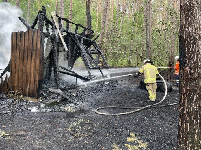 Waldhütte brennt in Borstel, Waldbrand konnte verhindert werden