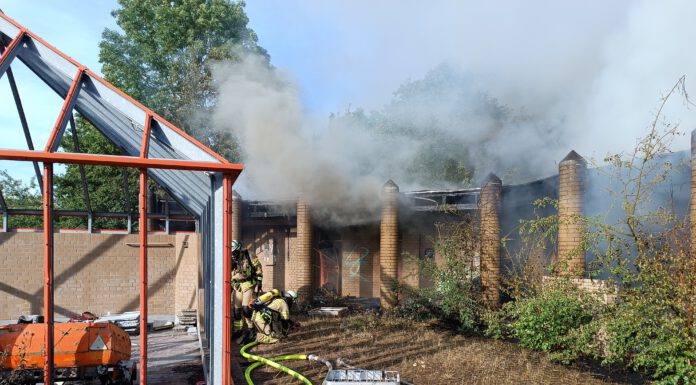 Gebäude im ehemaligen Freibad Neustadt brennt aus Gebäude im ehemaligen Freibad Neustadt brennt aus