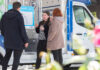 TenneT informiert vor Ort zum aktuellen Stand beim Energiewendeprojekt Landesbergen – Mehrum (Suedlink) TenneT-Bürgerreferentin Stella Meyer im Gespräch mit Bürgern am TenneT-Infomobil in Isernhagen im April 2023. Foto: TenneT