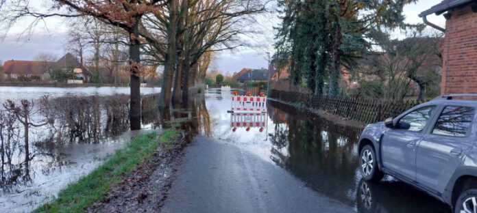 Hochwasser in Neustadt - Die Straße Zum Bodenkamp in Empede